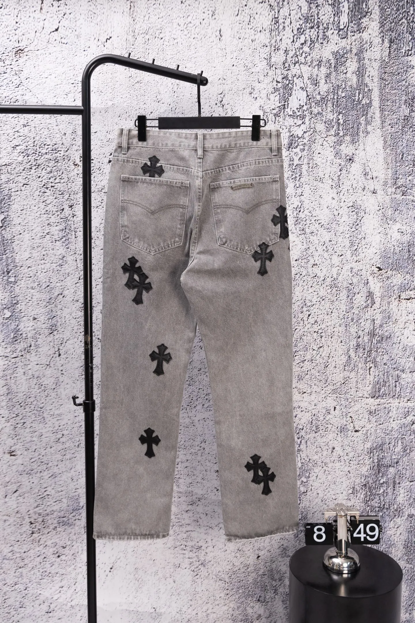 P210 Chromehearts limited edition classic black cross patch leather gray jeans, priced at 34W level, patchwork cross pattern embellishment, washed jeans! ! An absolutely high-end luxury product, a 1.9W-level god-level single product, a super popular product, made by top heavy industry, a magic weapon that cannot be missed! [About Zangyin] This is an extremely luxurious fashion brand that can also be called the aristocracy of the high street. It has always been an exclusive brand for some hipsters or rich second generations. Compared with ordinary high streets, it is more luxurious and noble. Compared with luxury brands, it is more fashionable and individual. It has always been a brand that I have a special liking for. [Top heavy industry fashion design] Consistently high-street luxury style. Speaking of this style, the Zangyin family and GU family are definitely the leading representative brands. Especially the Zangyin family has really achieved a state-of-the-art effect in creating high-street style. The unique washed material is used to create this style. The color system is already quite eye-catching. After it is decorated with patchwork cross flowers, it cleverly highlights the charm of the brand. Secondly, this style uses classic The high-waist cutting design highlights the long legs and fashionable temperament of the upper body. The brand is highly recognizable and the slim fit configuration is more suitable for daily wear. It is a product that interprets personality, fashion, and specifications at a glance. This single product is enough to make any fan excited. It can be a white T-shirt for a youthful college style, or a tight suspender for a royal style. It has strong matching ability and can be easily controlled by men.  [Materials and craftsmanship] Needless to say, this point goes without saying. As an excellent craftsman brand, Zangyin’s requirements for details and craftsmanship are really perfect. The washed color of this model has gone through so many processes, not to mention the embellishment of denim appliques. It is also purely hand-made and sewn. Just like what they believe in, only hand-made things have soul and have the meaning of wear. A top-notch heavy-duty fashionable denim item, I look forward to your perfect interpretation! !  Color: Gray Size: 28-36